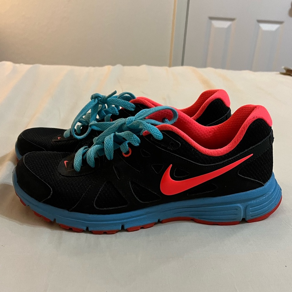 Women’s Nike Tennis Shoes Revolution 2 size 7